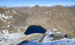 Bergtour Großes Degenhorn - Aufstieg beim Kleinen Degenhorn mit Blick zum Degensee Bergtour Großes Degenhorn - Aufstieg beim Kleinen Degenhorn mit Blick zum Degensee