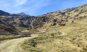 Bergtour Großes Degenhorn - Abstieg bei der Heinkaralm mit Blick zum Schrentebachwasserfall Bergtour Großes Degenhorn - Abstieg bei der Heinkaralm mit Blick zum Schrentebachwasserfall