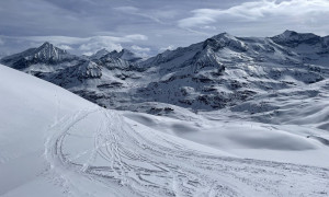 Skihochtour Stubacher Sonnblick - Aufstieg mit Blick zum Hocheiser, Hohes Wiesbachhorn, Hohe Riffl und Johannisberg Skihochtour Stubacher Sonnblick - Aufstieg mit Blick zum Hocheiser, Hohes Wiesbachhorn, Hohe Riffl und Johannisberg