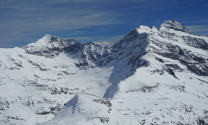 Skihochtour Stubacher Sonnblick - Gipfelsieg, Blick zum Johannisberg, Hoher Kasten, Eiskögele, Schneewinkelkopf, Romariswandköpfe, Teufelskamp, Glocknerwand und Großglockner. Skihochtour Stubacher Sonnblick - Gipfelsieg, Blick zum Johannisberg, Hoher Kasten, Eiskögele, Schneewinkelkopf, Romariswandköpfe, Teufelskamp, Glocknerwand und Großglockner.