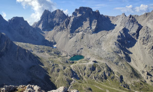 Klettersteige Laserz, Roter Turm - Kleine Laserzwand mit Blick zur Karlsbaderhütte mit Laserzsee