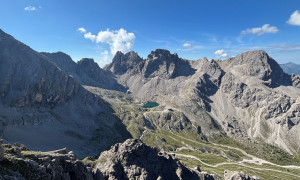 Klettersteige Laserz, Roter Turm - Kleine Laserzwand mit Blick zur Karlsbaderhütte mit Laserzsee