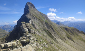 Bergtour Grauspitz - Blick zurück zum Schwarhorn, unterhalb von den Felsen erfolgt über Steigspuren die Querung