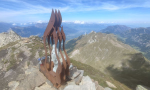 Bergtour Grauspitz - Gipfelsieg. Blick nach Vaduz in Liechtenstein