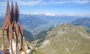 Bergtour Grauspitz - Gipfelsieg. Blick nach Vaduz in Liechtenstein