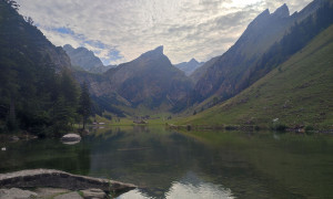 Bergtour Säntis - beim Seealpsee mit Blick zum Säntis