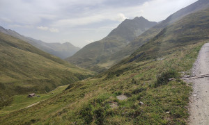 Bike-Bergtour Merbspitze - Rückweg zum Klammljoch mit Blick talauswärts Schwarzachtal